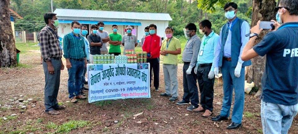 कोरोना संक्रमितहरुलाई निशुल्क आयुर्वेद औषधी वितरण