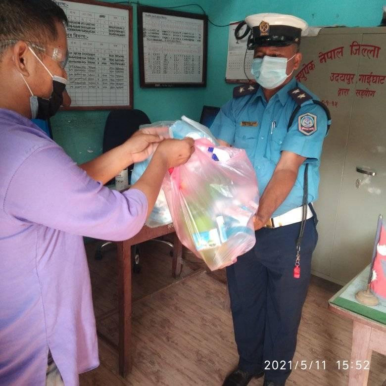 नेपाल आयुर्वेदिक औषधी व्यवसायी संघ द्धारा ट्राफिक प्रहरीलाई स्वास्थ्य सामाग्री प्रदान