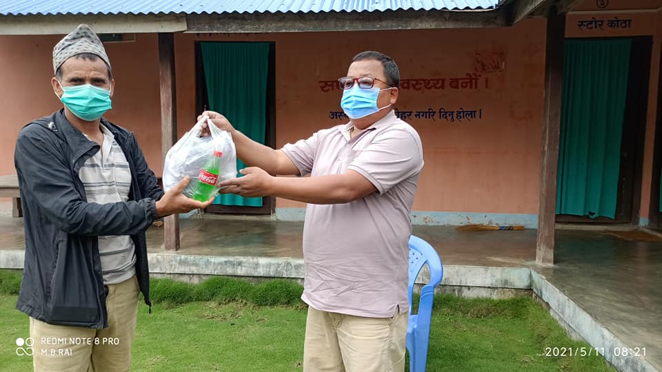 वडा नं १६ ले स्वास्थ्य सामाग्री वितरण गर्यो