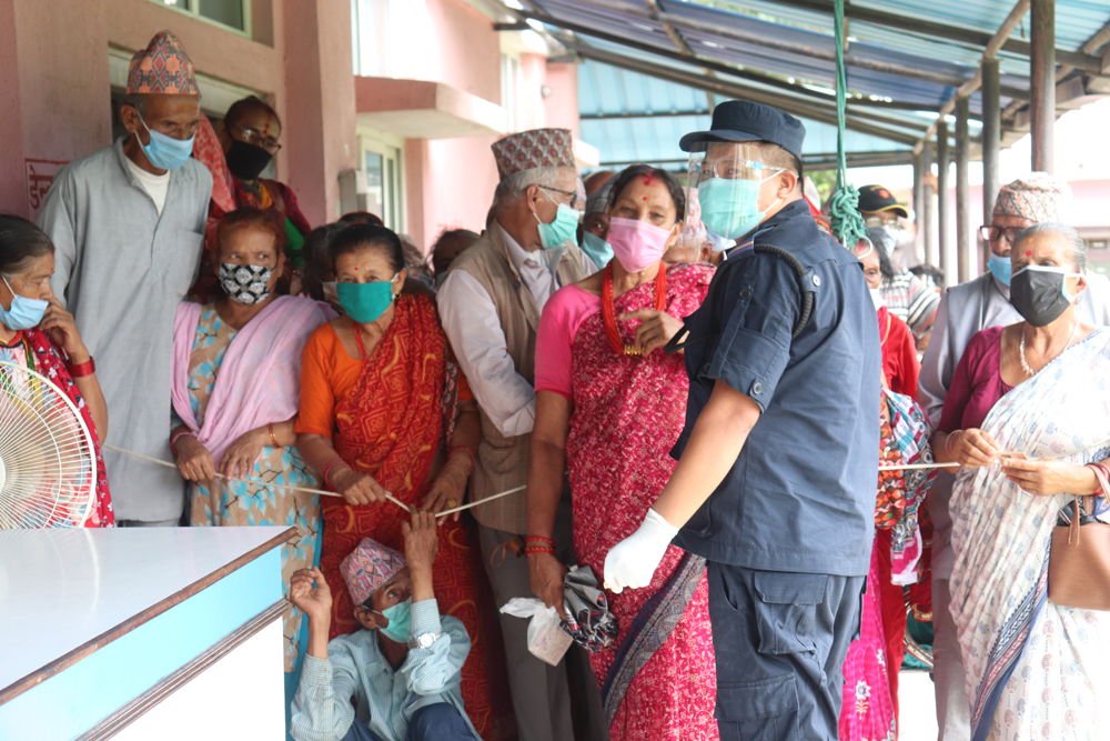 त्रियुगामा बृद्ध बृद्धाहरुलाई खोप लागउनै सास्ती, फोटोफिचर