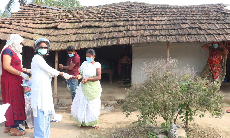 १३ नं वडाले २५ संक्रमितलाई फलफुल, स्वास्थ्य सामाग्री र औषधी वितरण गर्यो, एक मृतक परिवारलाई किरिया खर्च