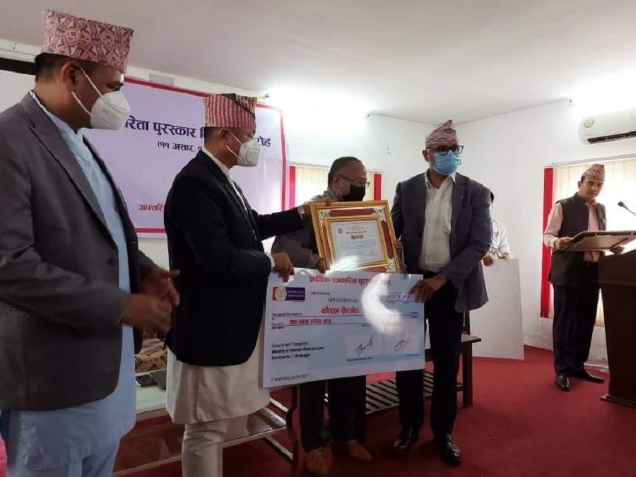 बरिष्ठ पत्रकार चेम्जोङ सहित ४ जनालाई १ नं प्रदेश सरकारले गर्यो जनही १ लाख नगद सहित सम्मान