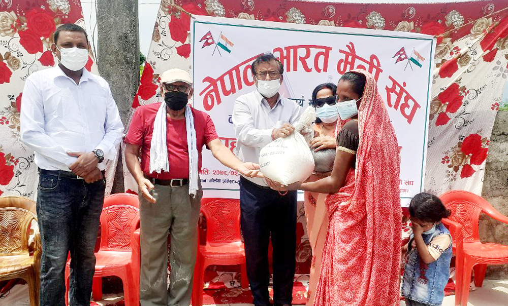 त्रियुगाका १६ विपन्न परिवारलाई नेपाल भारत मैत्री संघद्धारा राहत वितरण