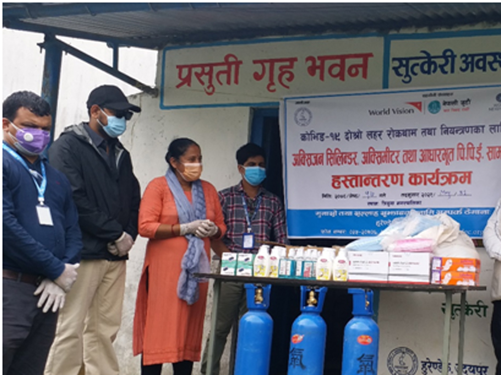 हुरेण्डेक उदयपुरको आयोजनामा स्वास्थ्य सामग्री हस्तान्तरण