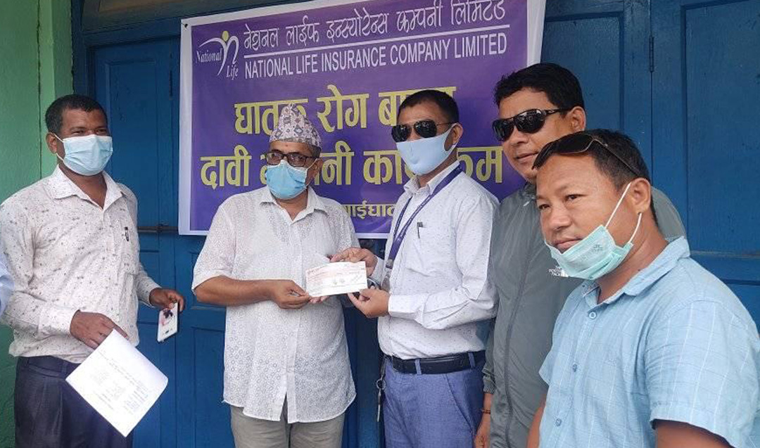 नेशनल लाईफ इन्स्योरेन्स गाईघाटशाखाले प्राण घातक रोग बिमा बापत ५ लाख उपचार खर्च दियो