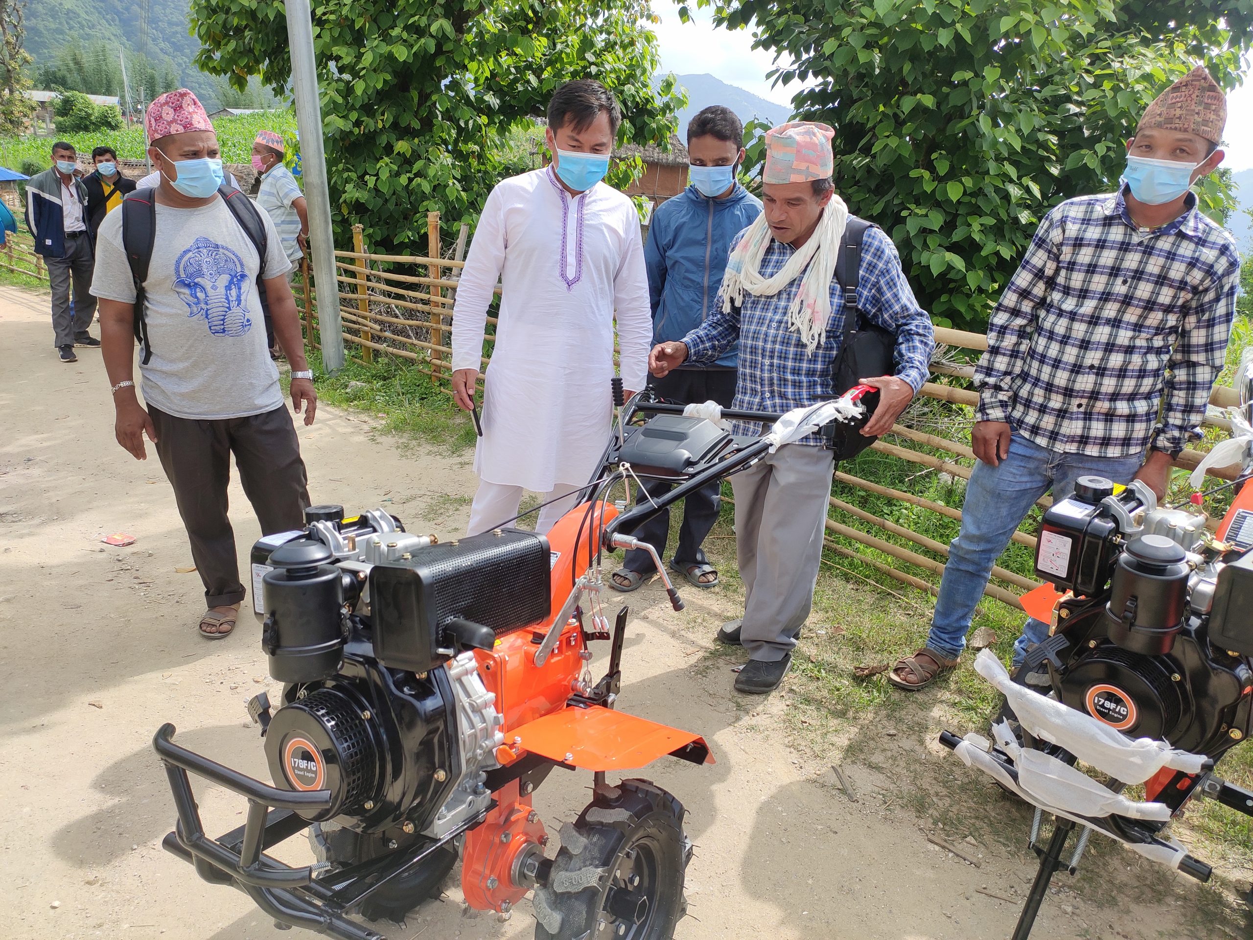 अध्यक्ष कृषि परियोजना अन्तर्गत लिम्चुङबुङमा २४ कृषकहरुलाई हाते ट्याक्टर वितरण