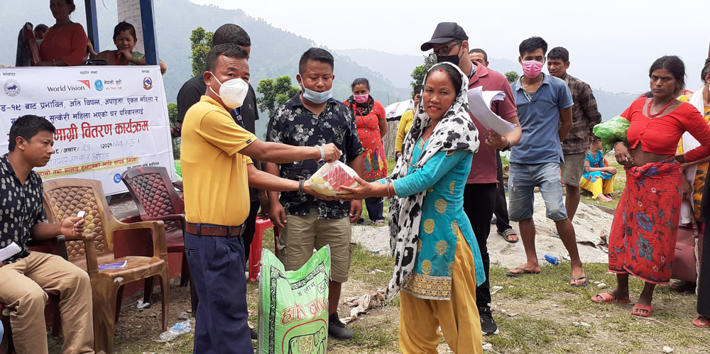 हुरेण्डेको आयोजनामा उदयपुरका २७४६ लाई राहत र १०२८ परिवारलाई सर्वोत्तम पिठो बनाउने सामाग्री वितरण