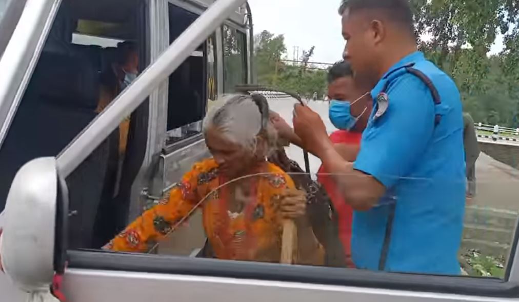 कटारी ट्राफिक प्रहरीको मानविय सहयोग, पैसा नभएर सडकमा अलपत्र परेका बृद्ध आमालाई गाडी चडाएर पठाए