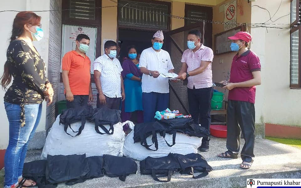 उदयपुरका कोभिड अस्पताल र क्वारेन्टिनमा स्वच्छता सामग्री बाँड्दै जाल्पा