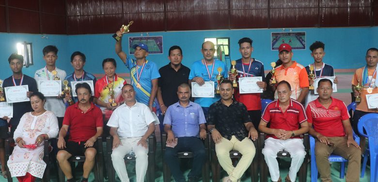 उदयपुरको जिल्ला स्तरीय मेयर व्याडमिन्टन प्रतियोगितामा (ए) डिभिजनतर्फ बल बहादुर कार्की, हिमाल श्रेष्ठ र (बी) डिभिजन तर्फ साजन राई र केनिस मगरको जोडी प्रथम