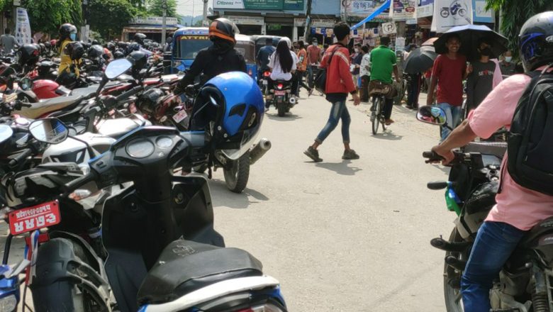 गाईघाट बजारमा दशैँको लागि सामान किन्नेहरुको घुँईचो, फोटो फिचर सहित