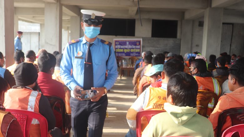 गाईघाटमा अटो तथा रिक्सा चालकहरुलाई ट्राफिक नियम सम्बन्धि सचेतना फैलाउँदै ट्राफिक प्रहरी