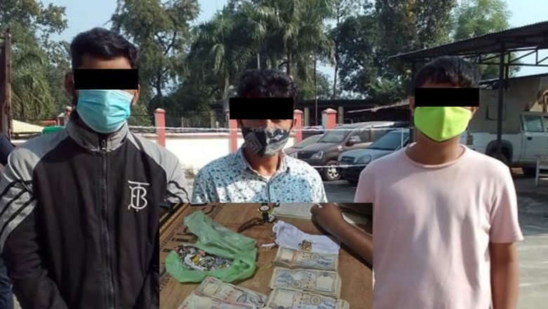 स्रोत नखुलेको साढे ८ लाखसहित तीन जना पक्राउ