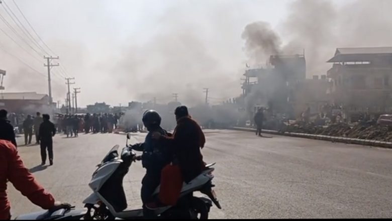 इटहरीमा ट्रकले ठक्कर दिँदा एक महिला घाईते, इटहरी–धरान सडकखण्ड अवरूद्ध