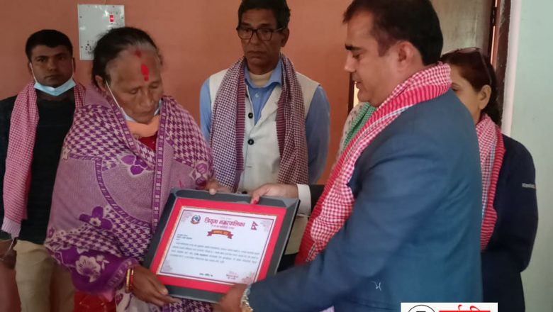 त्रियुगा नगरपालिका–११ का द्धन्द्धपीडित परिवारलाई सम्मान