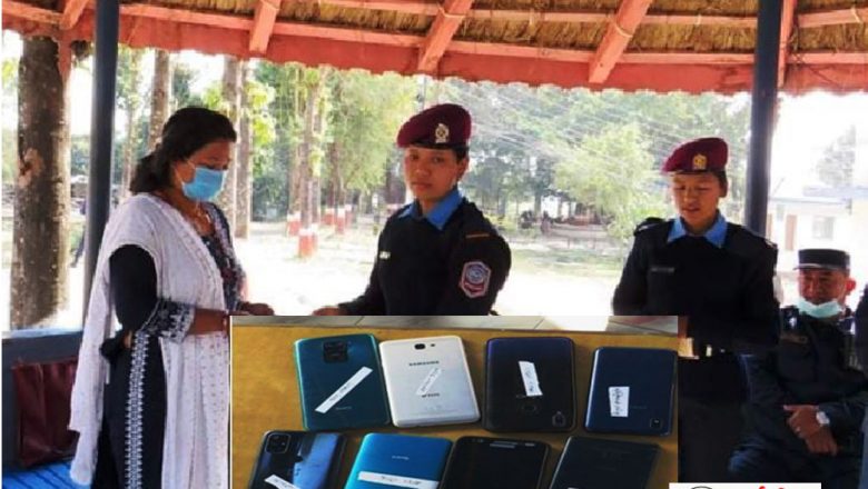 उदयपुरमा हराएका ८ थान मोवाईल सम्बन्धित धनीलाई हस्तान्तरण
