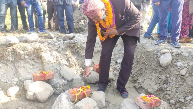 गाईघाटमा पार्किङ सहित ट्राफिक प्रहरीको आफ्नै भवन बन्ने, मेयर चौधरीले गरे भवनको सिलिन्यास