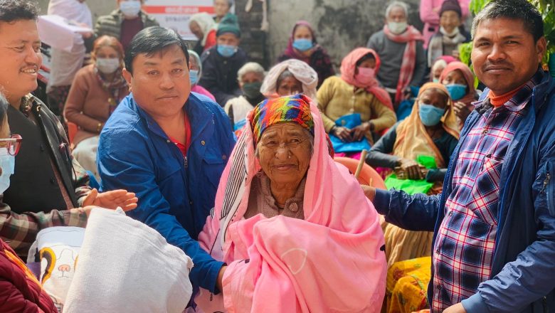 त्रिनपा १२ मा बालबालिका र जेष्ठनागरिकलाई न्यानो कपडा वितरण