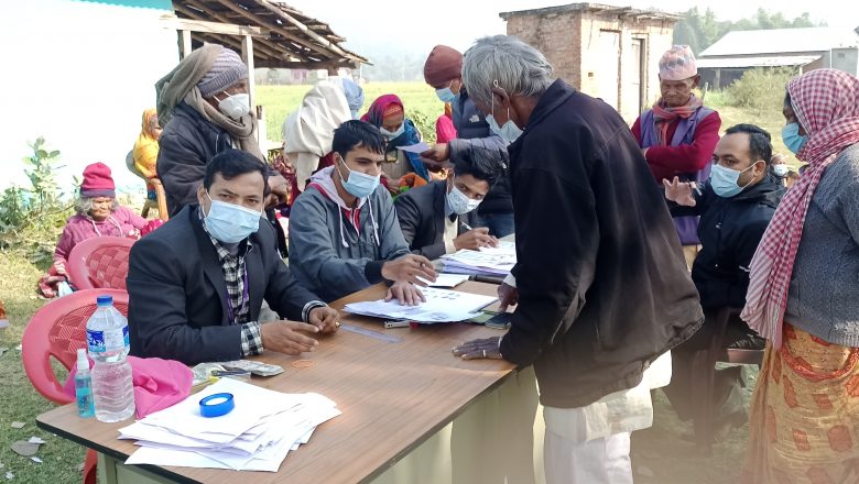 कोरोनाको कारण सिभिल बैँक गाईघाट शाखाले वडा कार्यालयबाटै बाँडे बृद्ध भत्ता