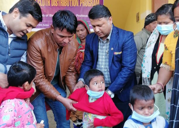 विद्यार्थीहरुलाई हेल्थ प्रोफेसनको न्यानो कपडा सहयोग