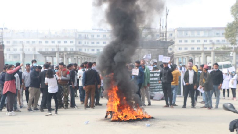 विराटनगरको नोबेल मेडिकल कलेज अगाडि टायर बालेर विद्यार्थीको प्रदर्शन