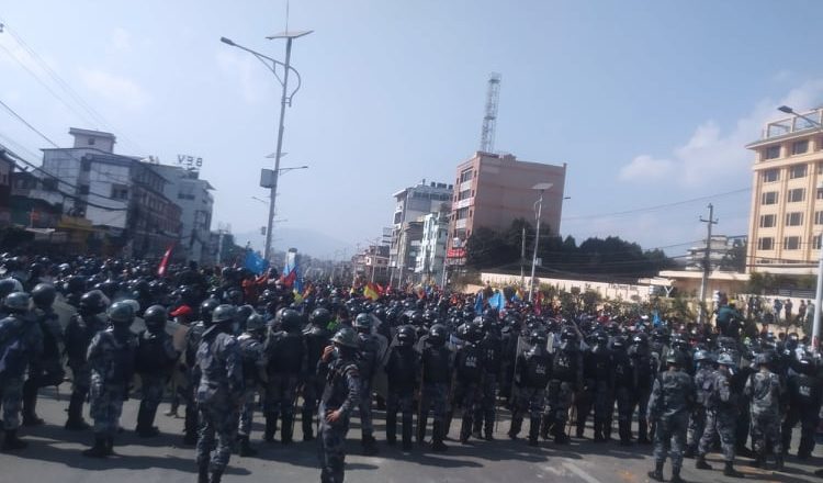 एमसीसी विरोधमा संसद भवन घेराउ गर्न पुगेका प्रदर्शनकारी र प्रहरी बिच झडप