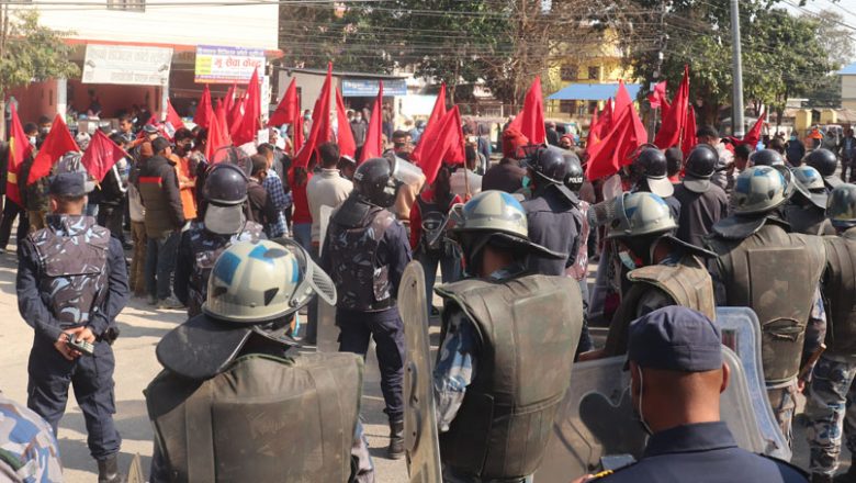 एमसीसीको विरोधमा उदयपुरमा प्रशासन कार्यालय घेराउ