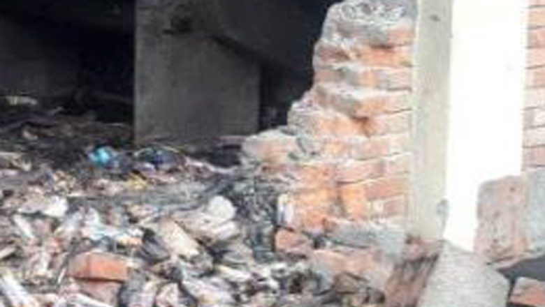 निर्माणाधीन अस्पतालको टेवा पर्खाल लगाइ नसक्दै भत्कियो