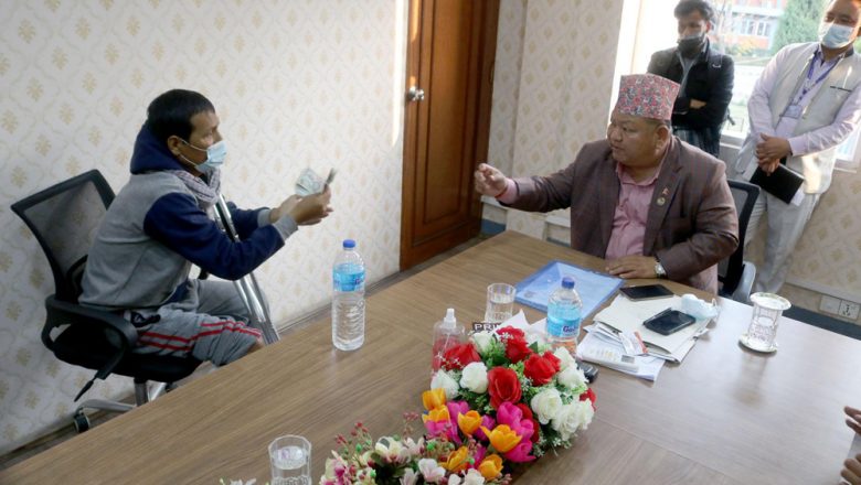 मन्त्री आलेद्वारा आर्थिक सहयोग