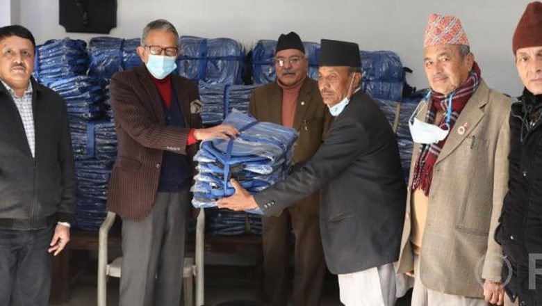 दोलखाको आठ विद्यालयलाई एक्काइस सय झोला सहयोग
