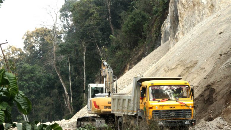 धाप्लाङमा अबैधरुपले वन उत्खनन् गरी गिट्टी संकलन