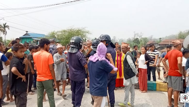 उदयपुर किशोरी हत्याकाण्ड : दोषी पत्ता लगाई कडा कारवाहीको माग गर्दै रामपुर बजारमा प्रदर्शन