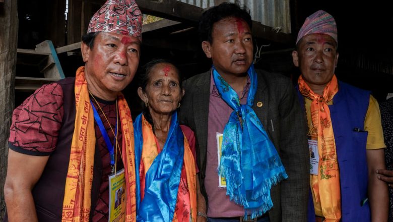 मातातिर्थ औँसीका दिन गठबन्धनका उम्मेदवारले गरे सहदिकी आमालाई सम्मान