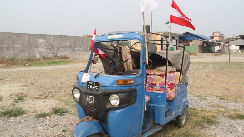 गाईघाटमा कांग्रेसको  झण्डा बोकेको अटो दुर्घटना :  तिन यात्रु घाईते, नविन राईको पहलमा उद्धार
