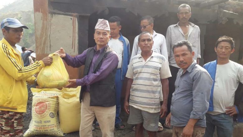 ताप्लीका अग्नी पिडितलाई पालिका अध्यक्ष उम्मेदवार बाबुराम राईले गरे राहत सहयोग