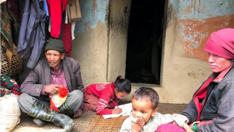 ‘अभाव र गरिबी’को भूमरीमा परेको विक परिवार