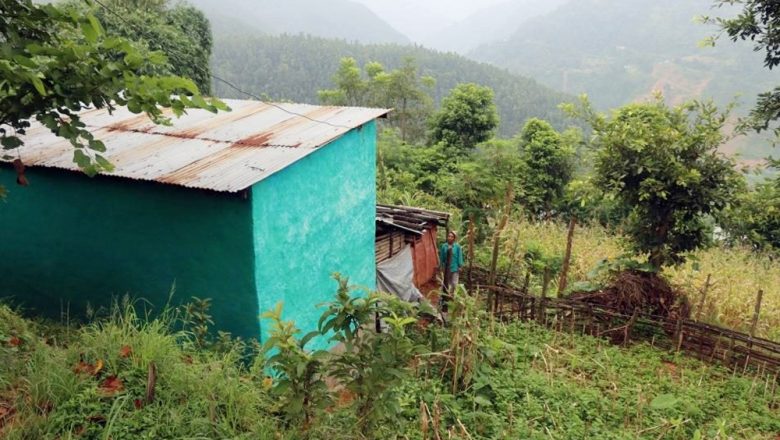 आर्थिक अभावले उपचार गर्न नसकेपछि सात वर्षदेखि खोरमा