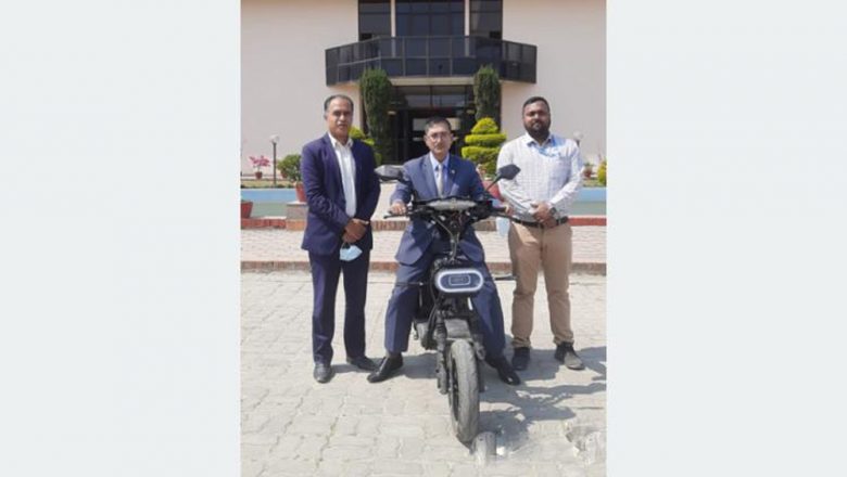 एक पटक चार्ज गर्दा ५० किलोमिटर गुड्ने विद्युतीय स्कुटर