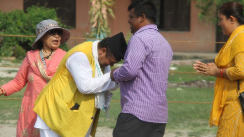 मतदान गर्न जानेवेला मतदाताहरुलाई नमस्कारको ओईरो फर्केर आउँदा वास्ता न व्यस्त