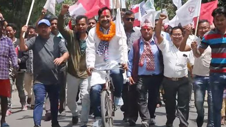 इटहरीमा साइकल चढेर भोट माग्दै : मेयर उम्मेदवार पौडेल