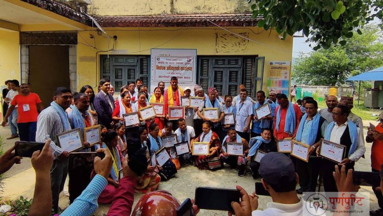 उदयपुरको चौदण्डीमा विजयी उम्मेदवारलाई प्रमाणपत्र वितरण