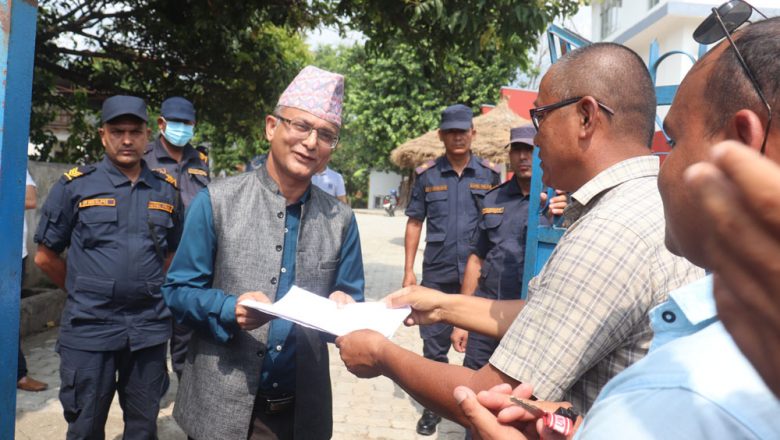 मतदान गर्नबाट बन्चित १२ नं वडाका मतदाताहरुले मतदान गर्न माग सहित बुझाए ज्ञापन पत्र
