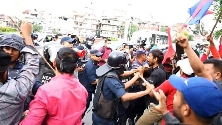 पेट्रोलियम पदार्थको मूल्यवृद्धिको विरोधमा संयुक्त विद्यार्थी संगठनद्धारा आयल निगम घेराउ