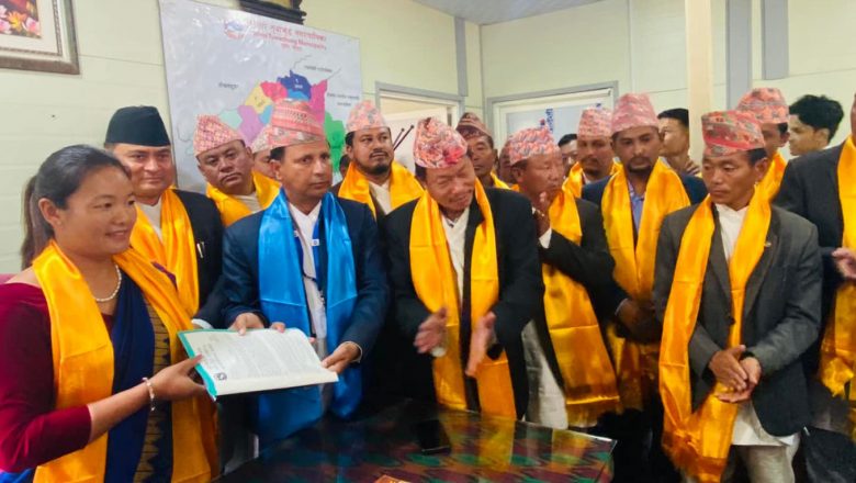 हलेसी तुवाचुङमा ९ जनप्रतिनिधिले लिए चाम्लीङ भाषामा सपथ