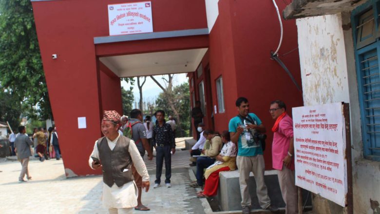 उदयपुरमा कर्मचारी लागे मतदातस्थल तर्फ