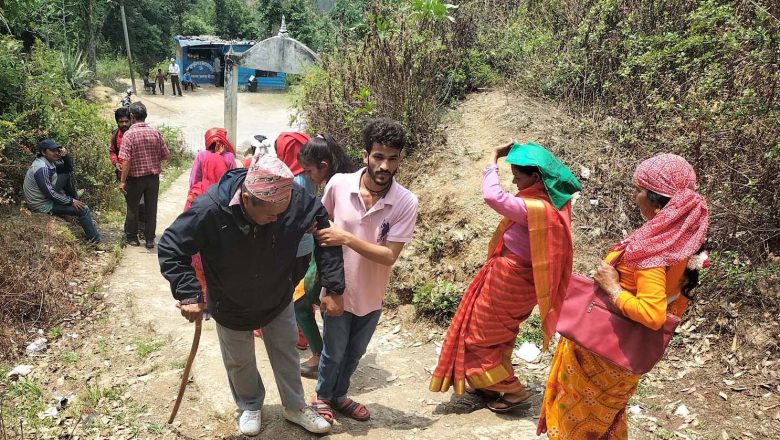 मतदानमा उत्साह कोही काखे नानी च्यापेर, कोही लौरो टेकेर पुगे बुथमा