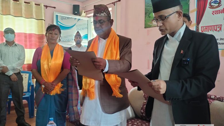 त्रियुगाको मेयरलाई शपथ सँगै जनप्रतिनिधिहरुलाई प्रमाण पत्र वितरण