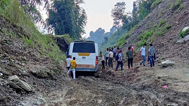 खोटाङको अन्तरपालिका जोड्ने ग्रामीण सडक अवरुद्ध