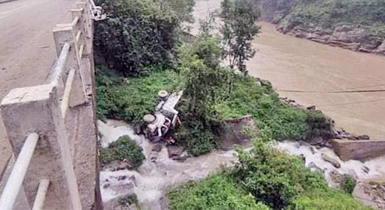 पुलबाट टिपर खस्दा चालकको मृत्यु