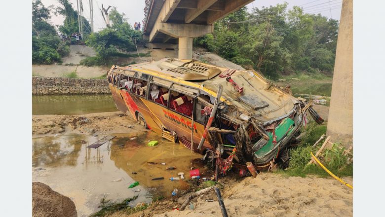 यात्रुबाहक बस खोलामा खस्दा नौ जनाको मृत्यु